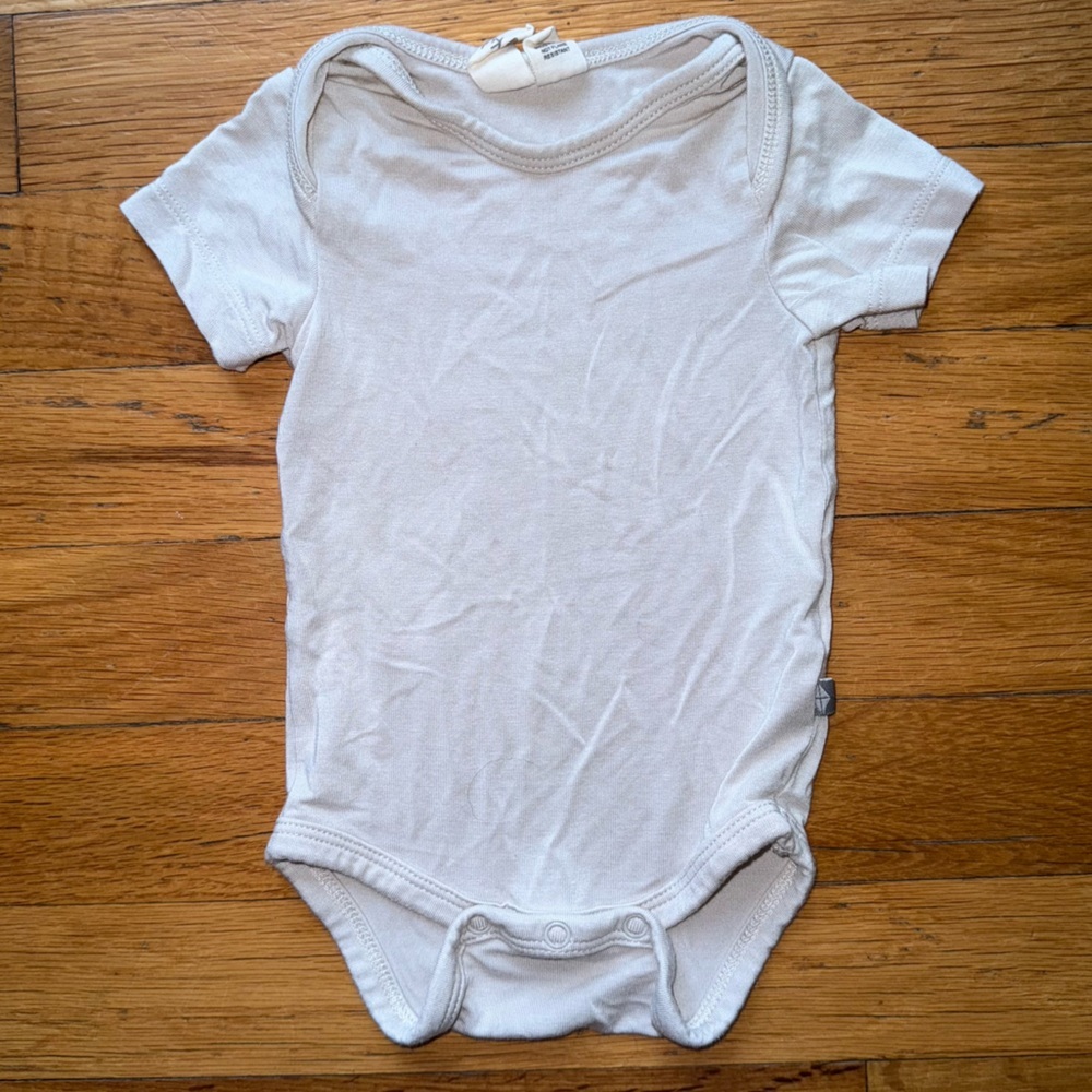 KYTE BABY Short Sleeve One Piece Onesie Button Bottom Grey Neutral Newborn